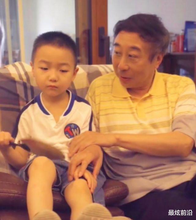 64岁冯巩带孙子玩，穿黑色基础款T恤儒雅随和，爷孙俩共用一张脸