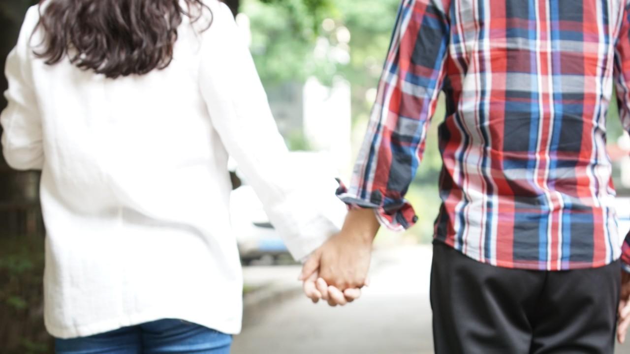 结婚当天，丈母娘要求准女婿喝洗脚水，被拒后临时加价60万彩礼