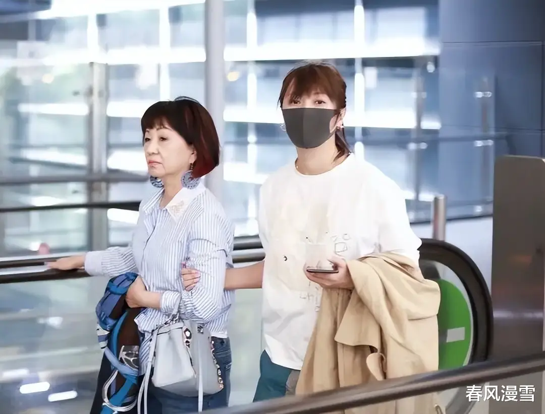 杨洋|徐静蕾出行照,打破前卫但一脸严肃,没曾想其硬笔字迹却意外走红