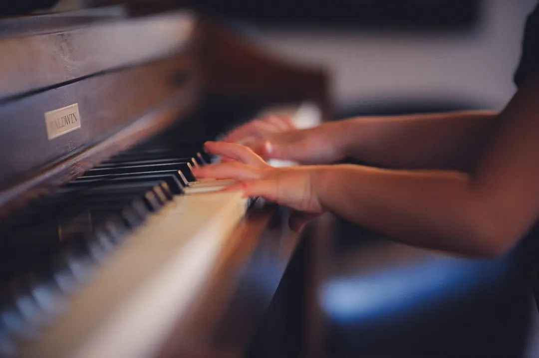 弹钢琴时是看琴还是看谱呢？