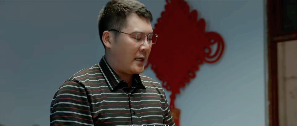 县委大院|县委大院:郝东风局长顶着压力签字“迁坟”,他是好干部