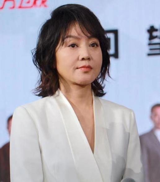 西装 闫妮这造型真老气！剪流浪汉发型太颓废，离开滤镜后一脸沧桑