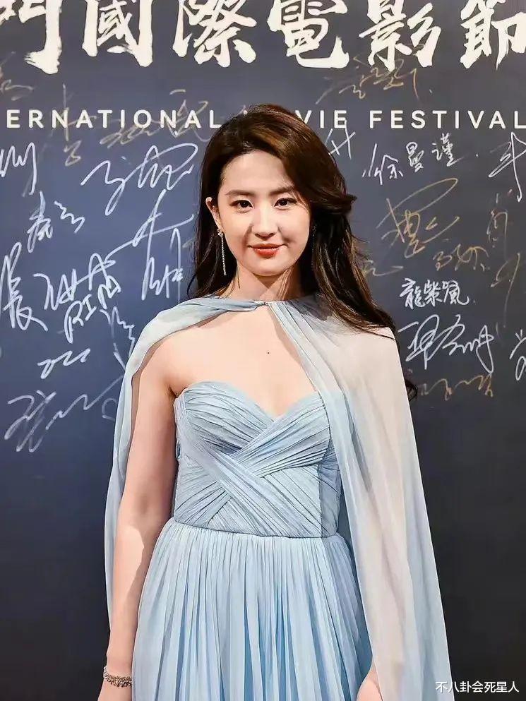 穿衣搭配 张子枫近照瘦出“排骨胸”,娱乐圈的“纸片人”们,都该醒醒了