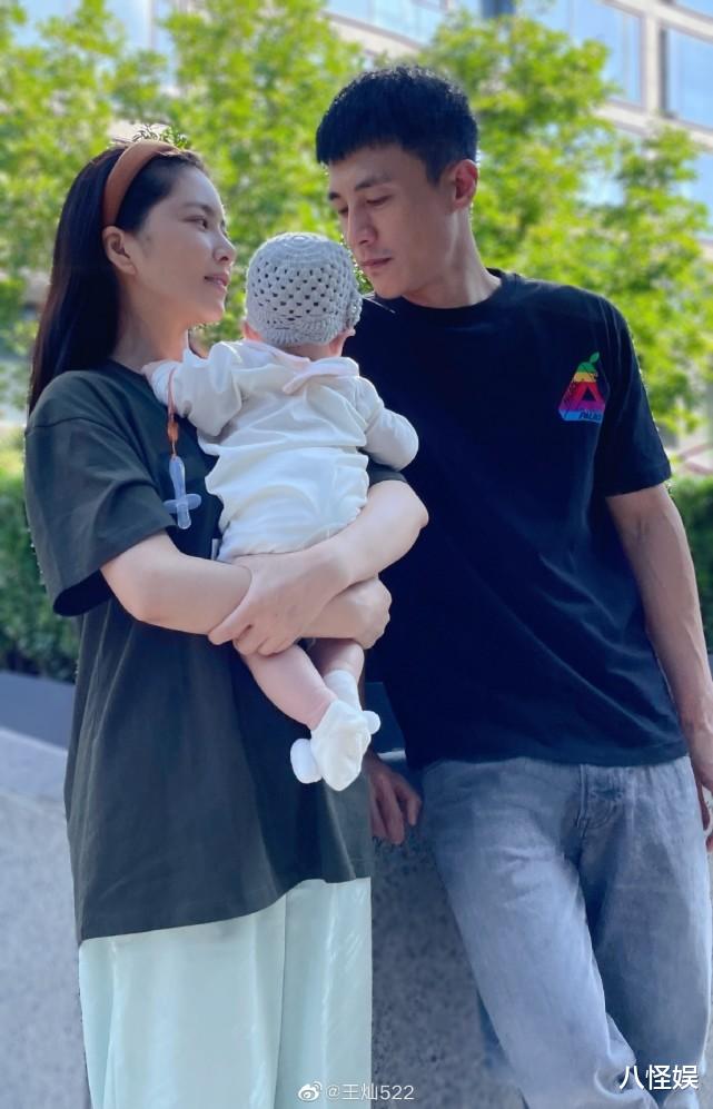 杜淳|杜淳老婆一早陪女儿玩耍，9个月蛋饺啃妈妈发箍扯她头发，好调皮