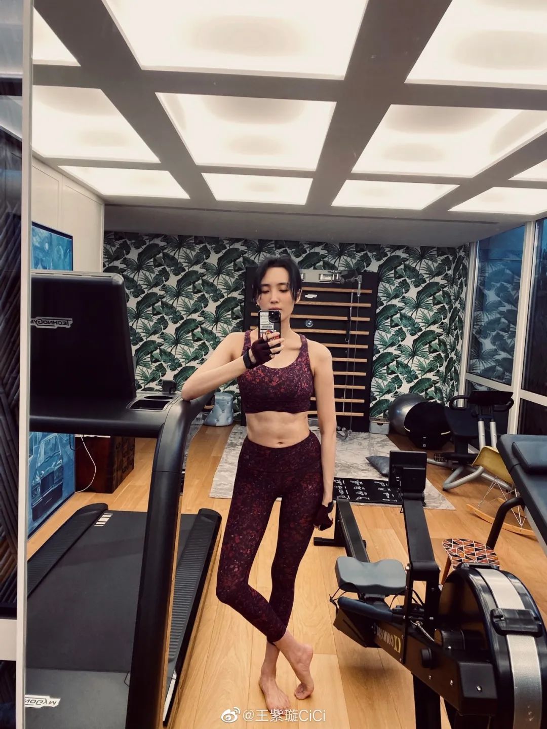 浪姐王紫璇豪宅曝光!自带室内电梯,摆满潮玩,装修品位一绝