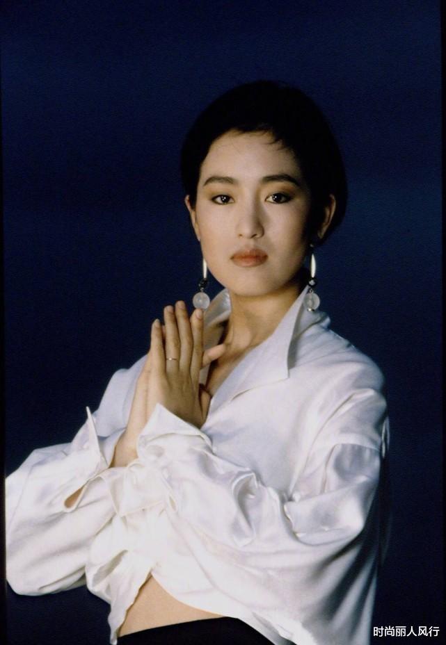 巩俐|恭喜巩俐！时隔15年被提名影后，出席活动造型重回当年封神年代