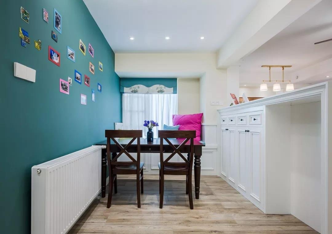 120平现代美式风三居室，把电视墙后方做成收纳，实用通透又漂亮