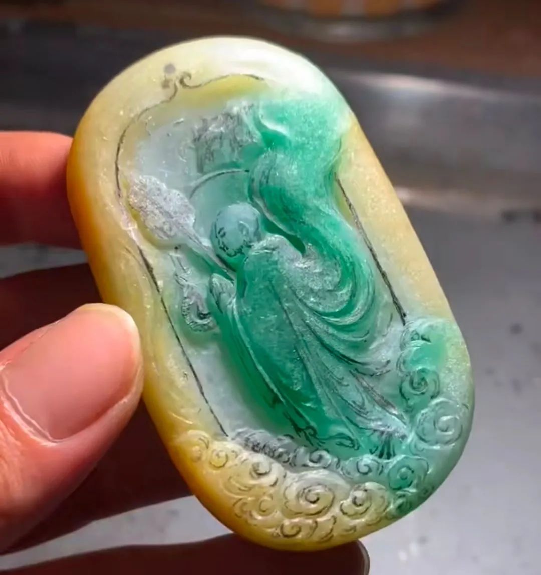 翡翠|小千拿下的翡翠料子,切出辣绿三彩,高端大气上档次!