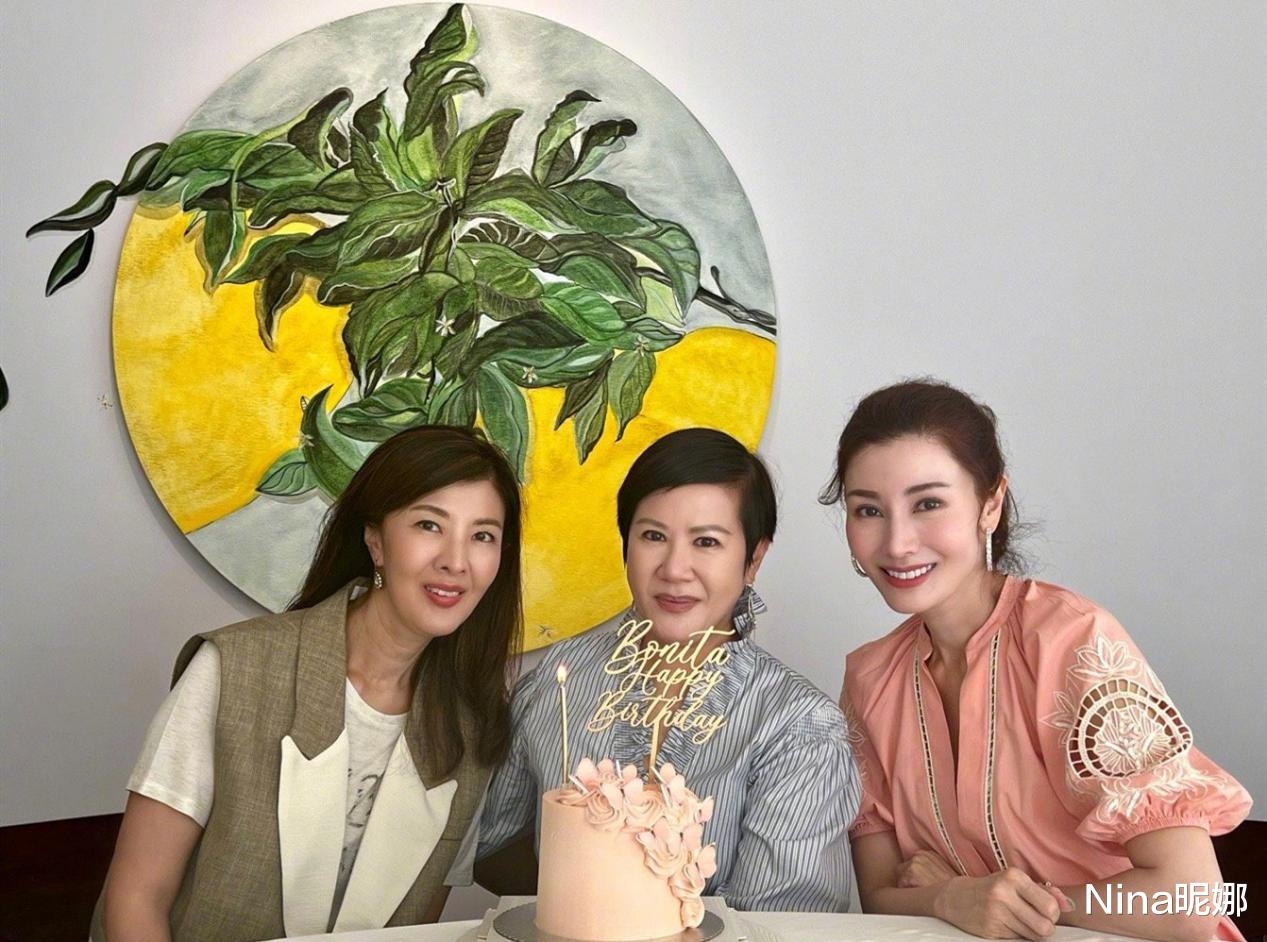 李嘉欣|李嘉欣带儿子看赛马,零下温度穿短裙瘦到皮包骨,12岁儿子肚子圆滚滚好油腻