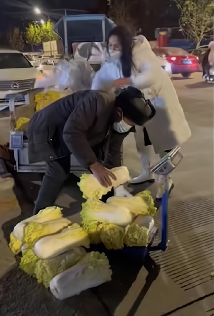 老人卖白菜冻得浑身发抖,女子150元全部买下,网友赞:人美心善