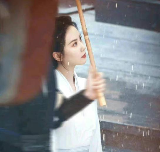 一念关山|《一念关山》路透:刘诗诗被刘宇宁拥入怀中,男演员应该有分寸感