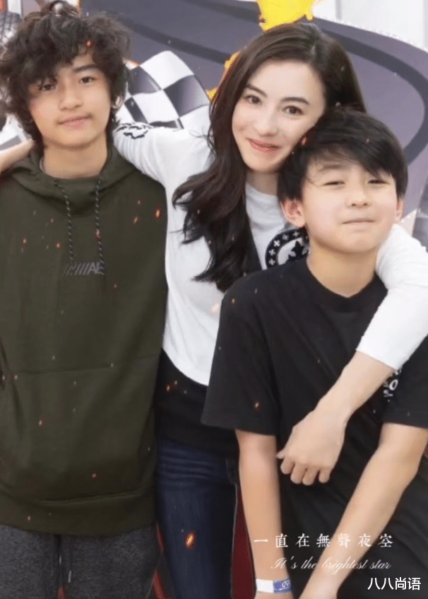 张柏芝|12岁谢震南新照!电梯里踮起脚尖与哥哥比个头,穿白T恤阳光帅气