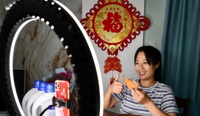 世界冠军|她曾是世界冠军，窘迫时一周生活费仅70块，转战直播界后，她火了