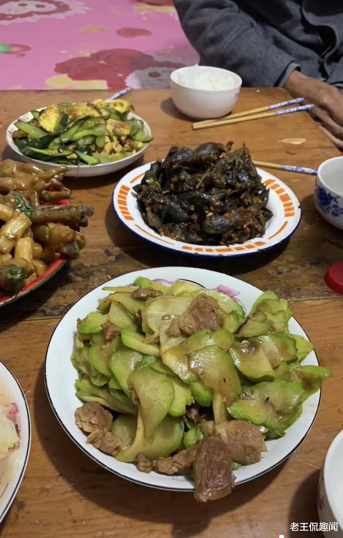 男子带爷爷跨越5000里,看望远嫁50年的姑奶奶,网友:远嫁的心酸