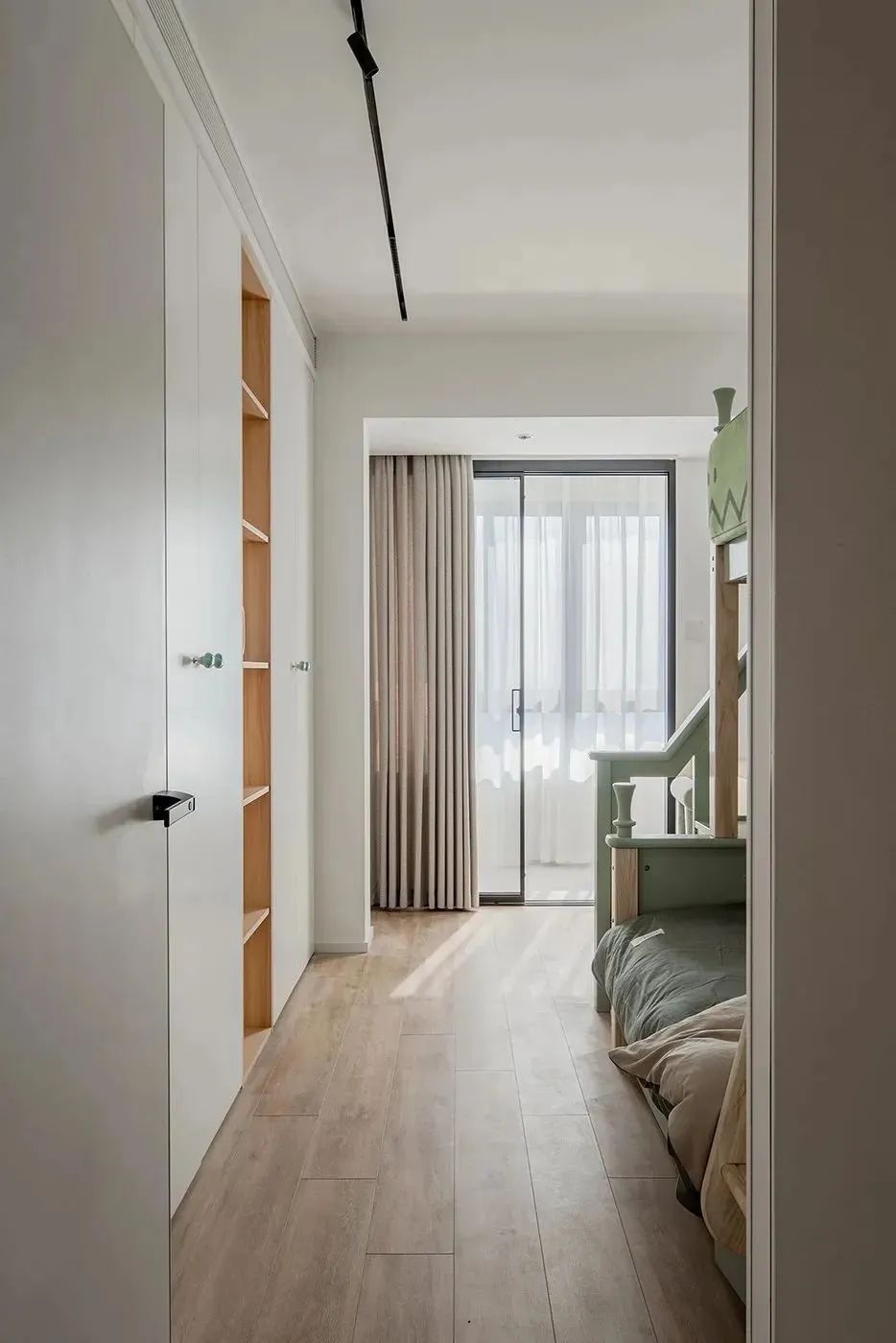 刚完工的117㎡北欧风新房,牛油果绿背景墙好养眼!