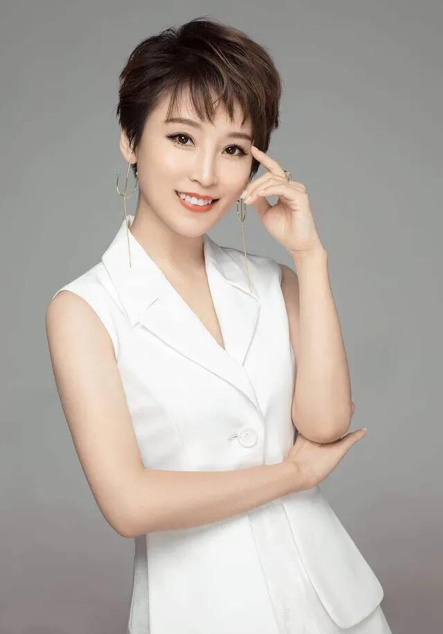 吴京|安徽女明星好美呀！6位来自安徽的女星，个个皮肤白嫩，婀娜多姿