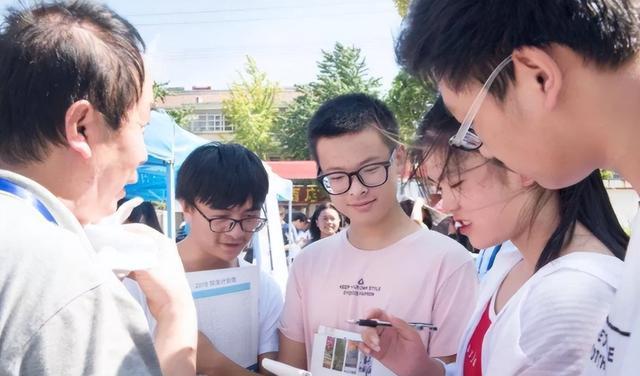 大学|考生被迫上“垫底志愿”，为今后的前程担忧，看到学校却喜出望外