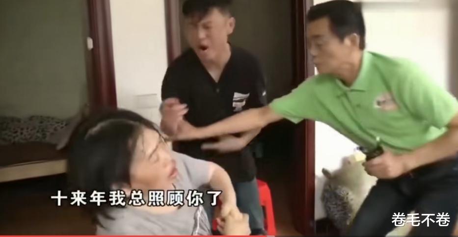 妻子瘫痪,生活不能自理,丈夫细心照料10年不离不弃,10年后,丈夫终于控制不住