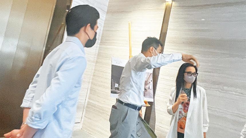 樊亦敏|51岁港姐欲购4亿豪宅！仨高层陪同阵仗大，内地工作4个月收入高