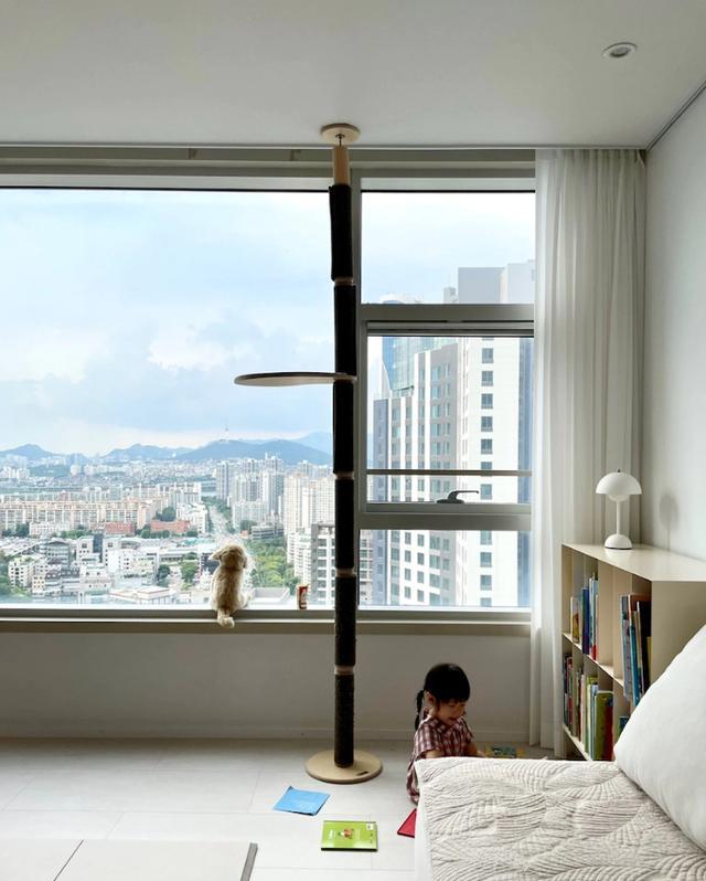156把客厅当作中心，简单摆放2件家具，宽敞空旷从孩子需求出发