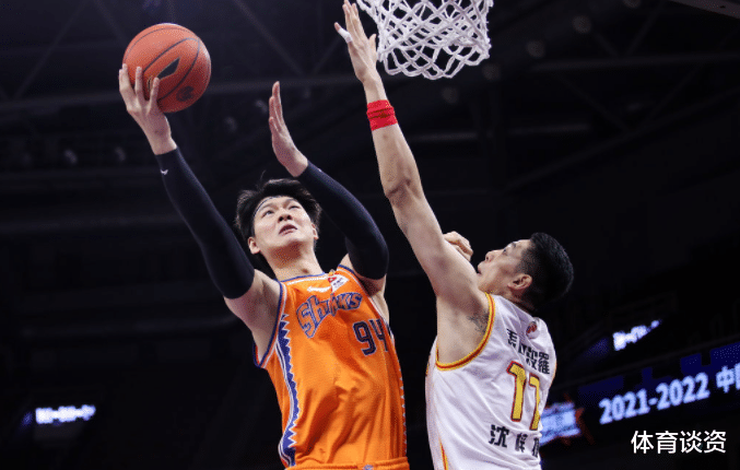 王哲林|2-0完胜！CBA土豪队晋级4强，王哲林25+14+4太硬了，又打爆沈梓捷