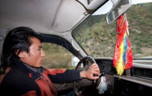 自驾|50岁退役女兵胆子大，再游西藏墨脱，幸运遇到纯朴善良的藏族司机