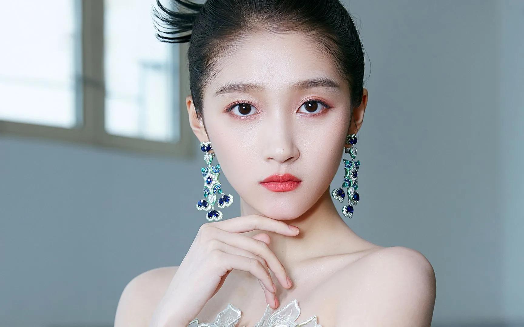 关晓彤|关晓彤好冷抹胸露背复古写真,你没见过这么美的关晓彤