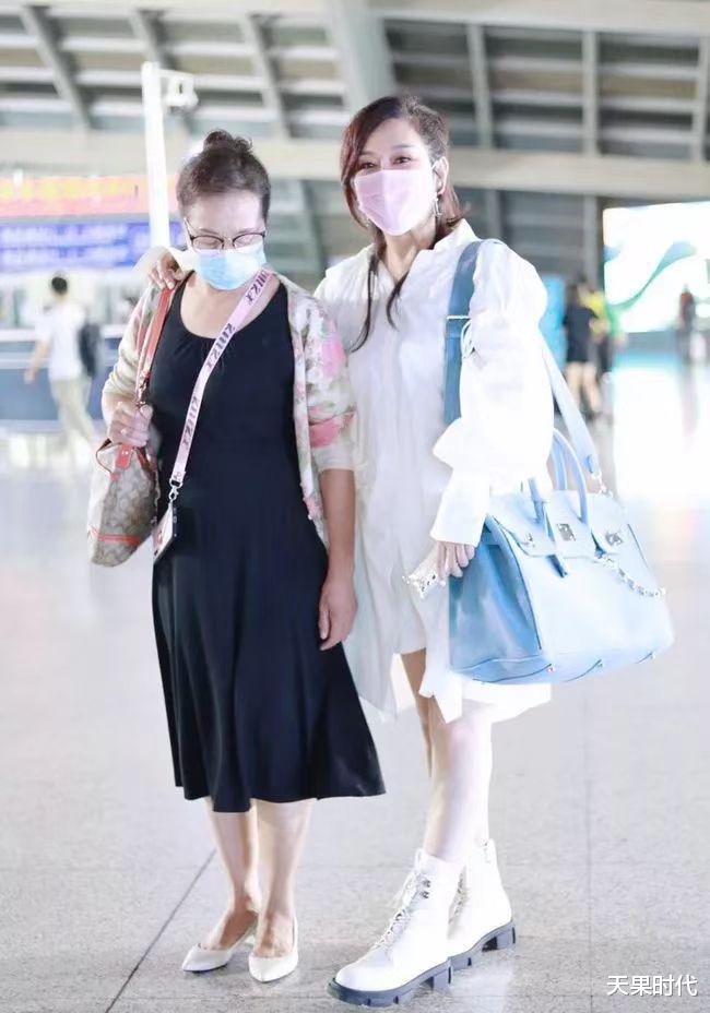苗圃 51岁的陈松伶真会穿，白色衬衫裙配高马尾显年轻，婆婆穿搭更抢镜
