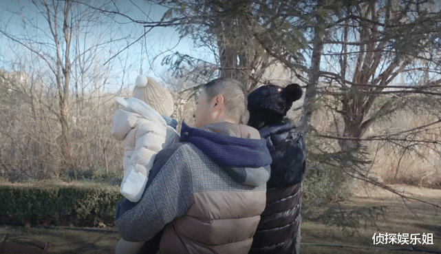 李亚鹏|李亚鹏与小娇妻带娃出游,一家三口高调秀幸福,女儿单眼皮像妈妈