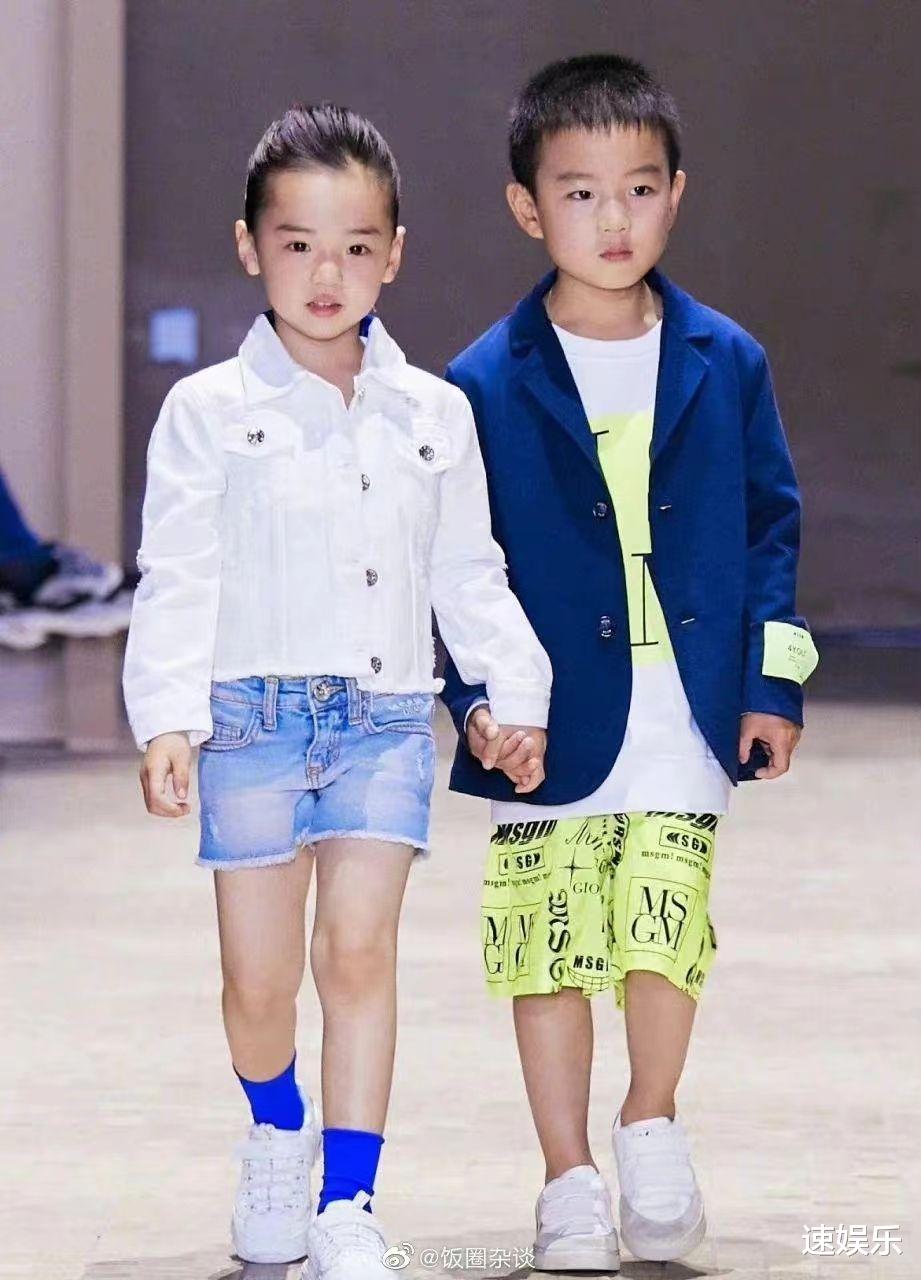 董璇|董璇女儿和佟大为儿子同台走秀！和爸爸高云翔神似！