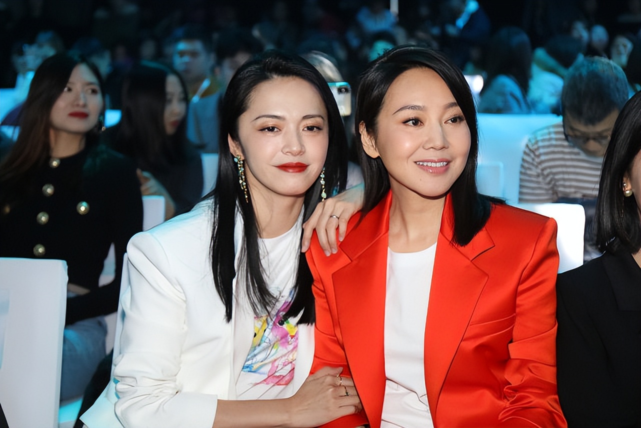 姚晨|姚晨和闫妮并肩坐着,同穿西装套装看不出相差8岁,气质太重要了