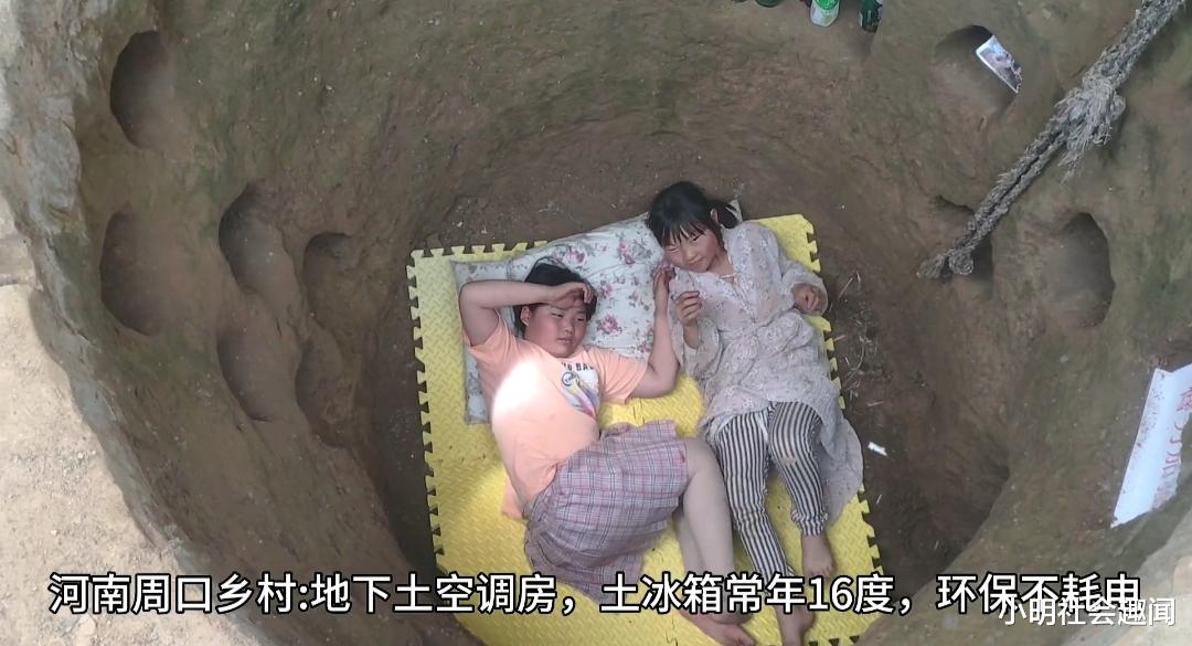 两女孩2米深坑午休,比空调房凉快,网友:聪明反被聪明误