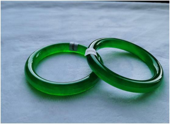 翡翠|价值1.6亿的翡翠帝王绿首饰，涨了八千万却没人买，什么情况？