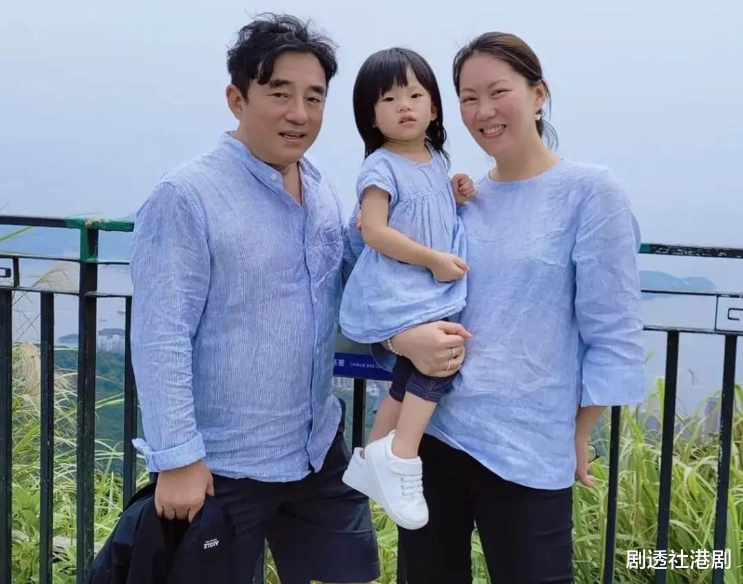 吕方|老来得女！58岁知名港星与2岁女儿互动有爱，3层别墅内景曝光