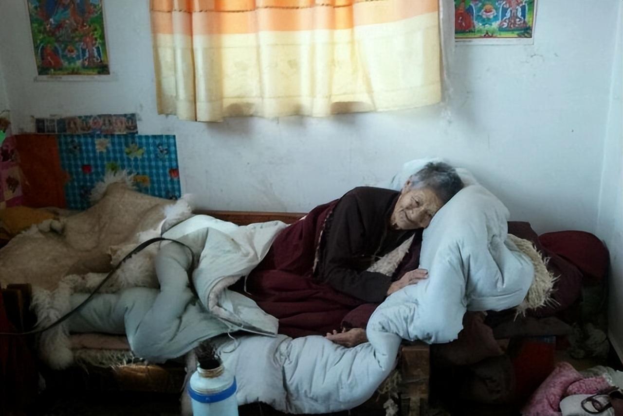 2018年,84岁老人去世,生前咸菜米粥度日,死后家中发现现金97万