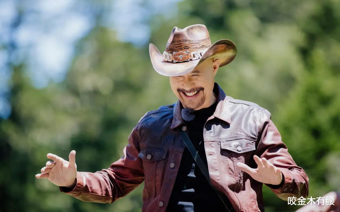 徐锦江|60岁徐锦江晒退休生活,双手高举国旗庆十一,儿子剪板寸超帅气