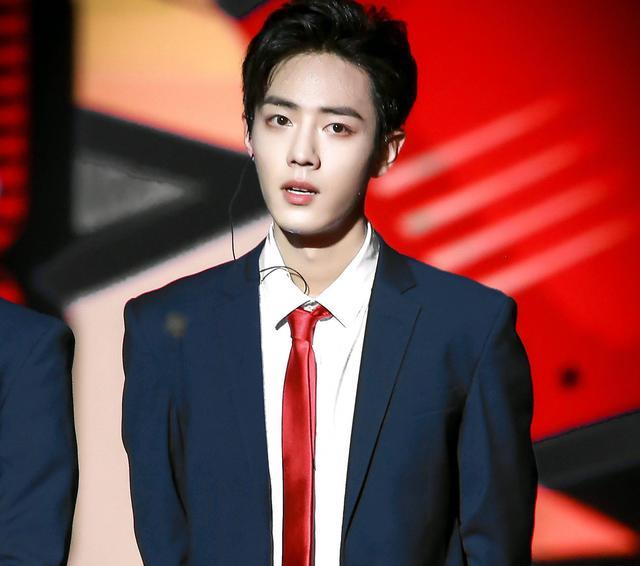 肖战|《亚洲音乐台》报道肖战新代言，还评价肖战完美侧颜，非常好看