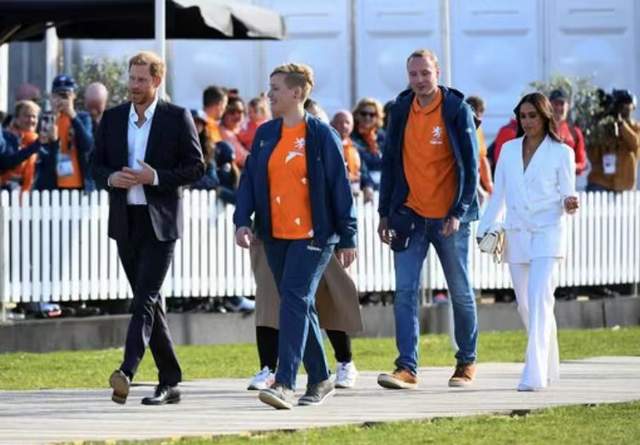 威廉|哈里梅根亮相荷兰，终于不再秀恩爱；王子见到人群如出笼鸟般激动
