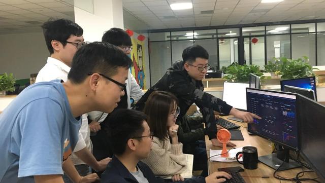 离职|职场里这几件事别轻易透露，“看人下菜碟”的同事，大有人在