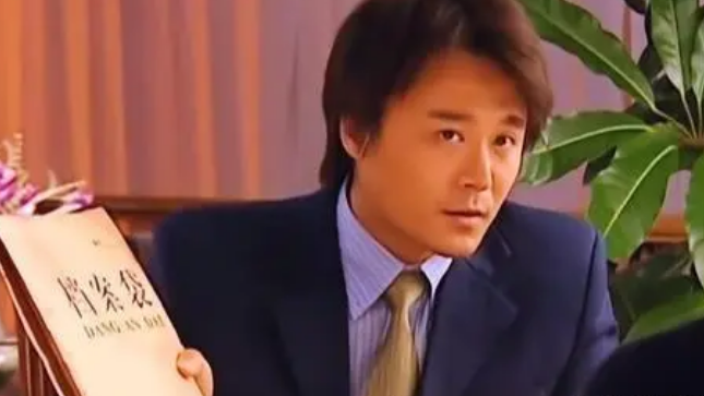 街拍|《天道》：丁元英为何给刘冰秘密文件？不给刘冰的结局又会如何？