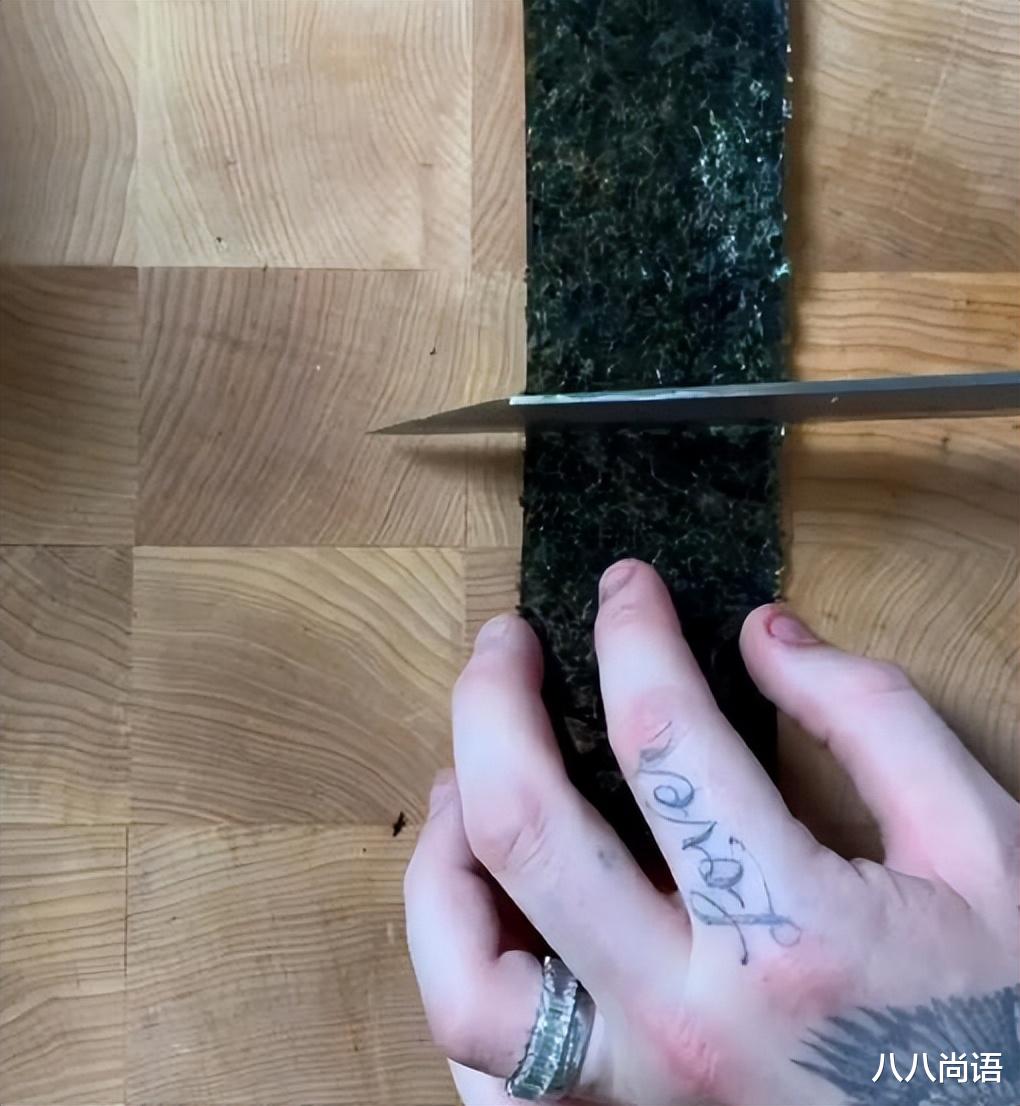 布鲁克林|布鲁克林大秀厨艺,用筷子独自享用美食,网友:看到指甲真不敢吃