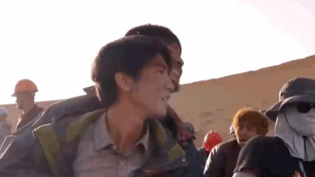 王俊凯|王俊凯片场被熊抱，后面的男演员笑得好开心！