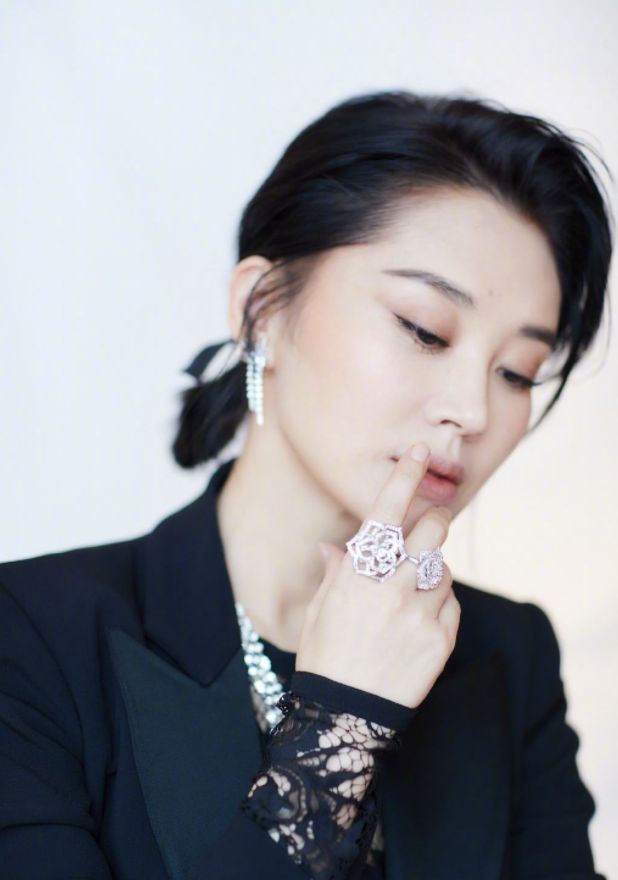 女人到50岁不想被叫“大妈”，许晴这4点值得学习，减龄又有气质