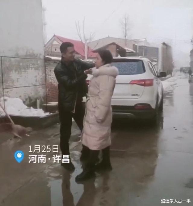 河南男子和妻子吵架,男子骑上妻子脖子,男子:这是为了哄她开心