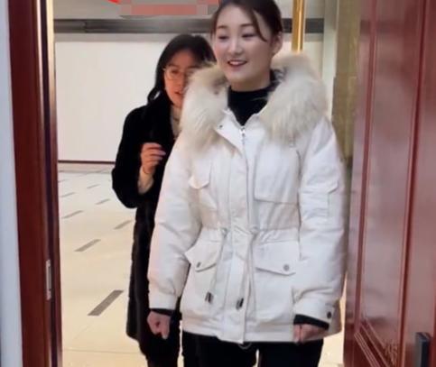 陈亚男|离婚3个月后，网传陈亚男新恋情曝光，被男友揽怀里娇羞地捂嘴笑