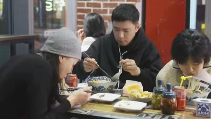 王一楠|王一楠一家三口罕同框！高鑫温柔望着女儿，爱女气质出众像爸爸