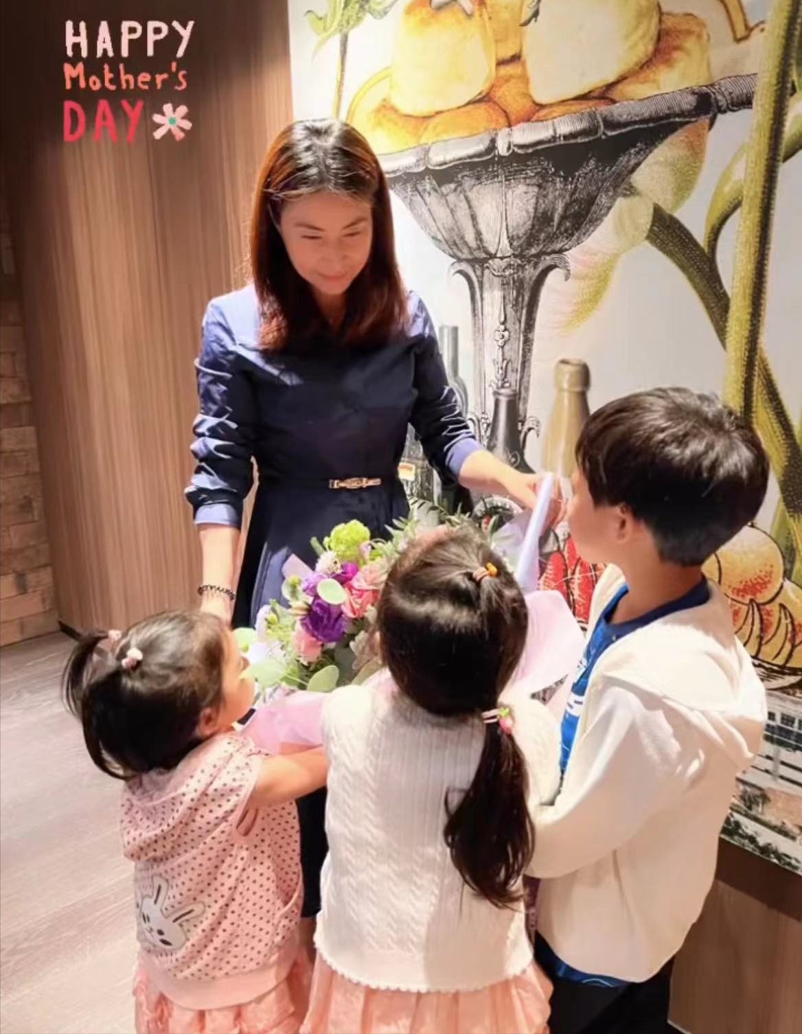 |霍启刚送花为晶晶庆祝母亲节,三个孩子围着妈妈递礼物,幸福洋溢