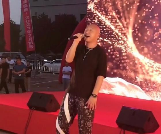 周晓鸥|51岁周晓鸥为开业活动献唱,现场听众不多:曾是“零点乐队”主唱