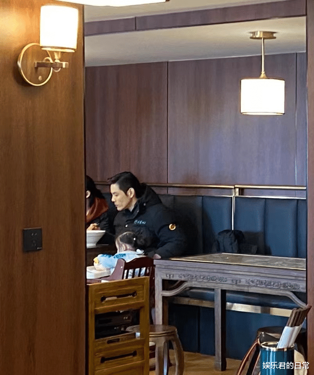 郭碧婷|向佐夫妇现身面馆,郭碧婷靠丈夫身上一脸娇羞,放小奶皇独自就餐