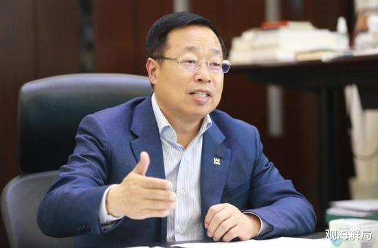 “工作调整”两个月后被留置的“最贵董事长”被双开:搞钱色交易、违法发放贷款